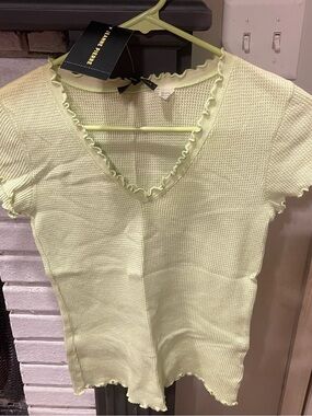 JEANNE PIERRE Pale Green Ruffle-Trim V-Neck Knit Tee Small